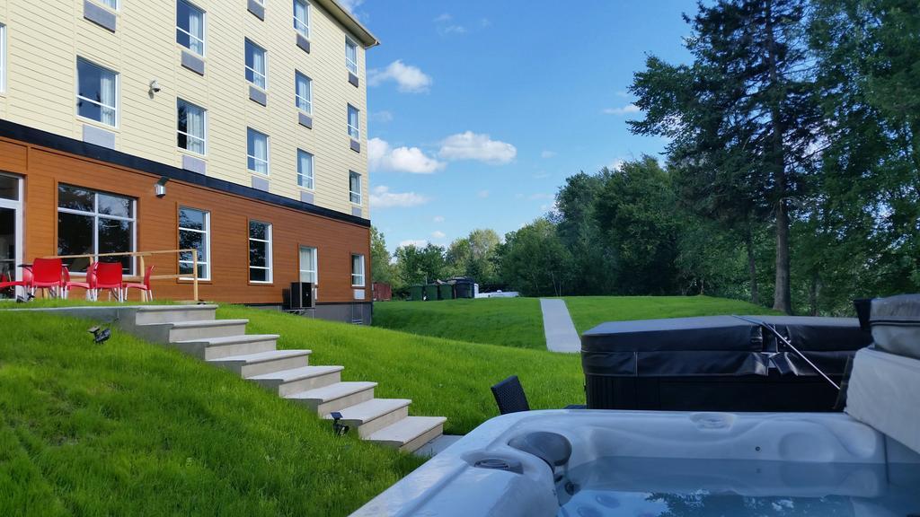 Super 8 By Wyndham Mont Laurier Mont-Laurier Exterior foto