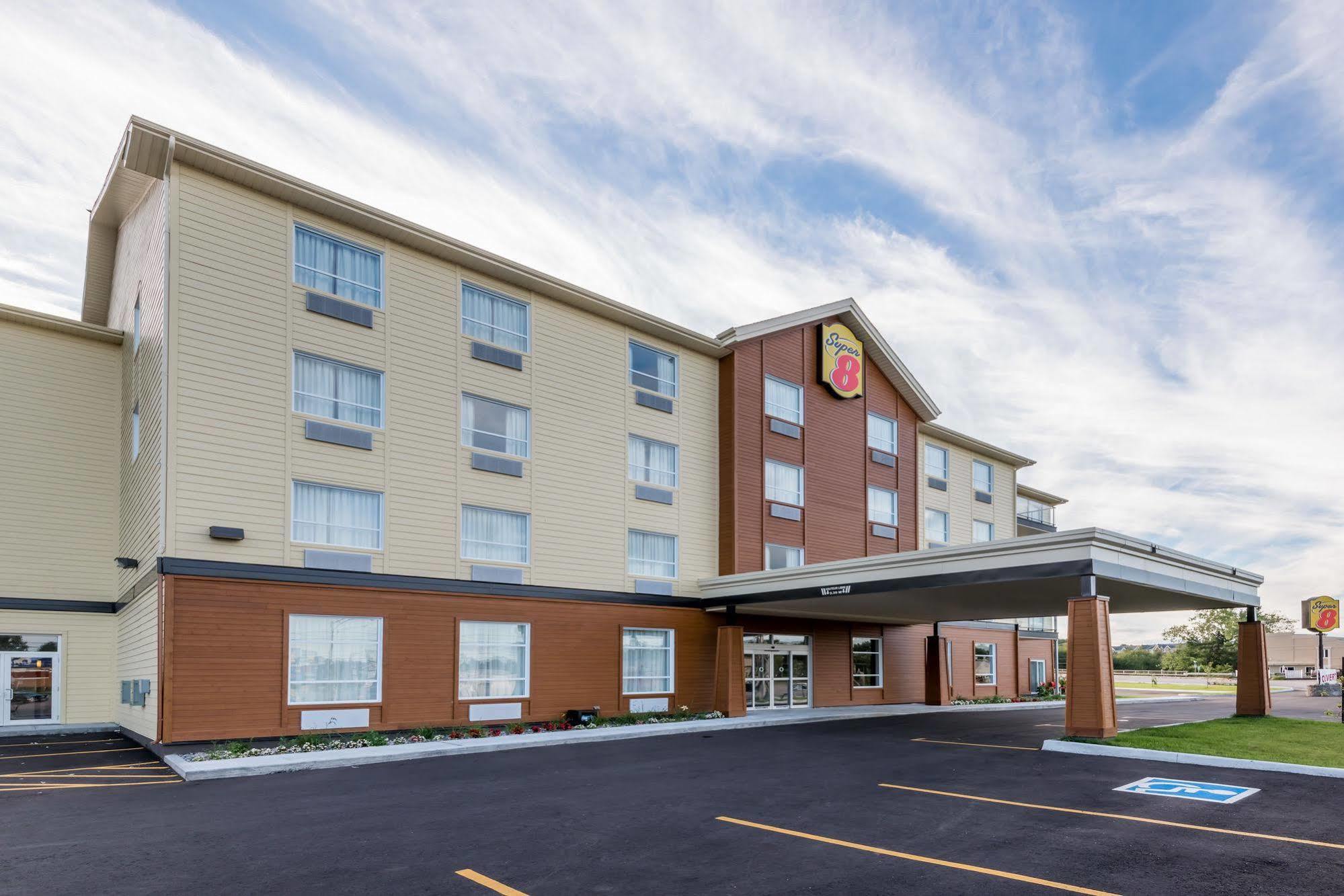 Super 8 By Wyndham Mont Laurier Mont-Laurier Exterior foto