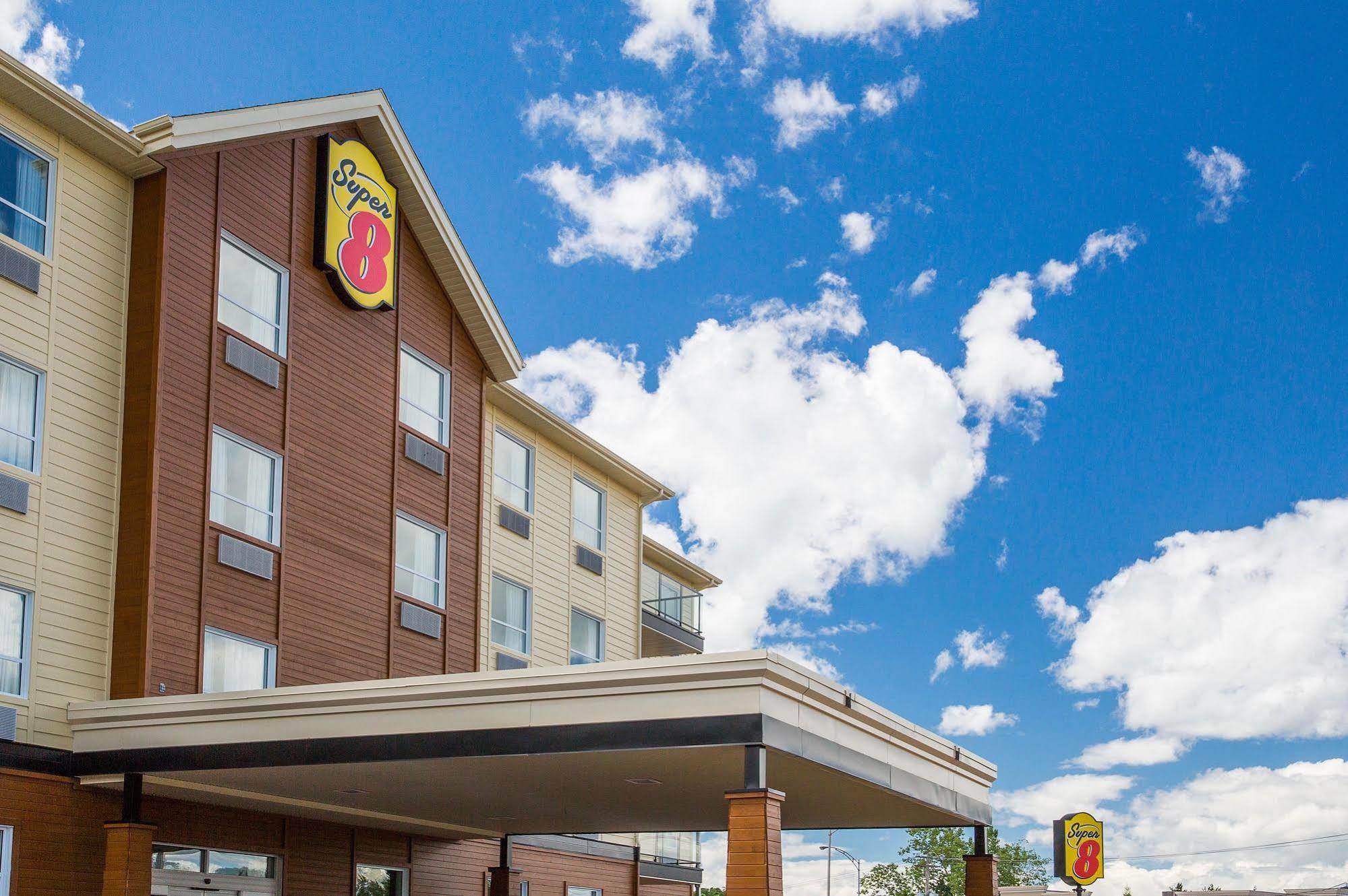 Super 8 By Wyndham Mont Laurier Mont-Laurier Exterior foto